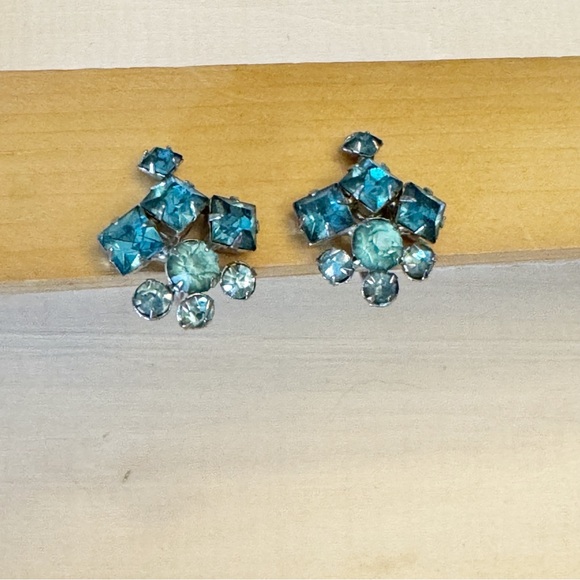 Vintage Gorgeous Aqua Blue Rhinestone Earrings Screw Back Cluster Earrings - Picture 4 of 10